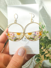 Load image into Gallery viewer, Daisy Garden Half Circles
