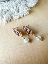 Load image into Gallery viewer, Dainty Christmas Florals with Pearls
