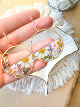 Load image into Gallery viewer, Daisy Garden Half Circles
